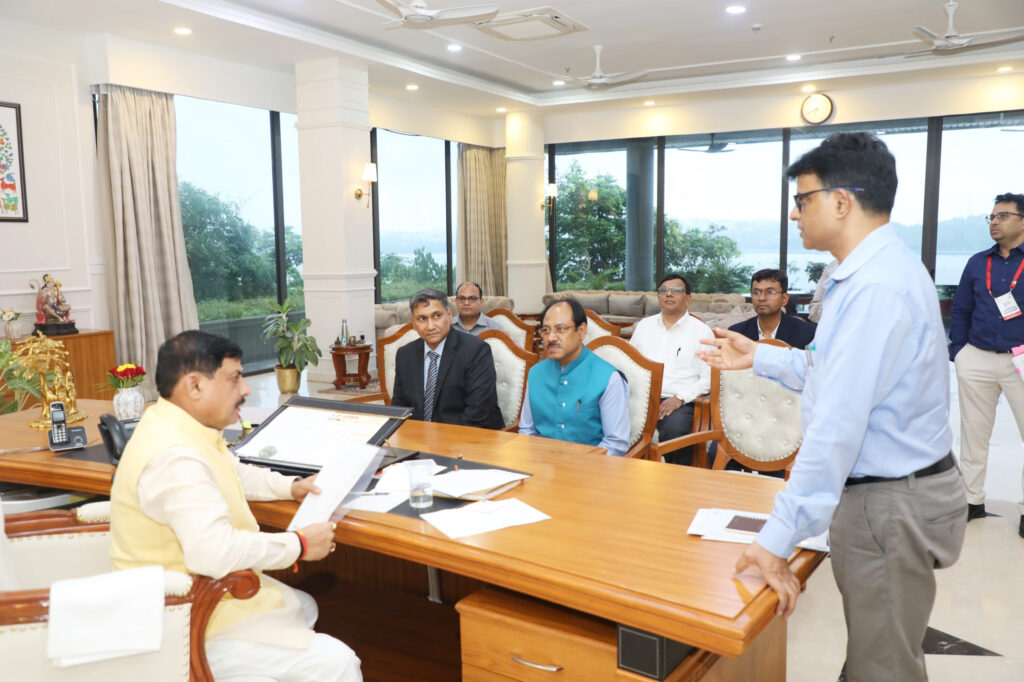 भोपाल – रक्षा मंत्री राजनाथ सिंह रायसेन में करेंगे रेल कोच निर्माण इकाई का भूमिपूजन, मुख्यमंत्री से बीईएमएल के अधिकारियों ने की भेंट