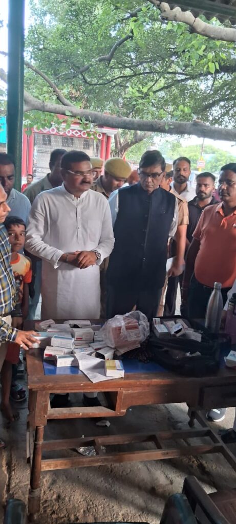 पीलीभीत में गन्ना राज्य मंत्री  संजय गंगवार ने कावड़ यात्रियों पर फूल बरसाए, किया स्वागत