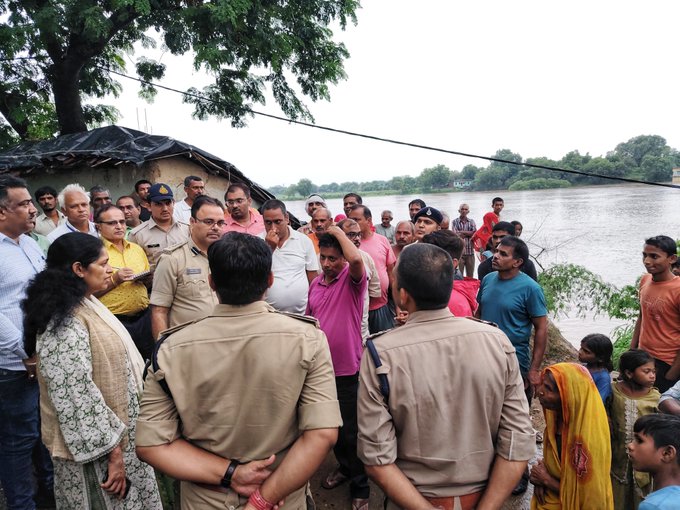 रीवा- कलेक्टर एवं पुलिस अधीक्षक ने त्योंथर क्षेत्र का दौरा कर भारी बारिश से उत्पन्न स्थिति का लिया जायजा