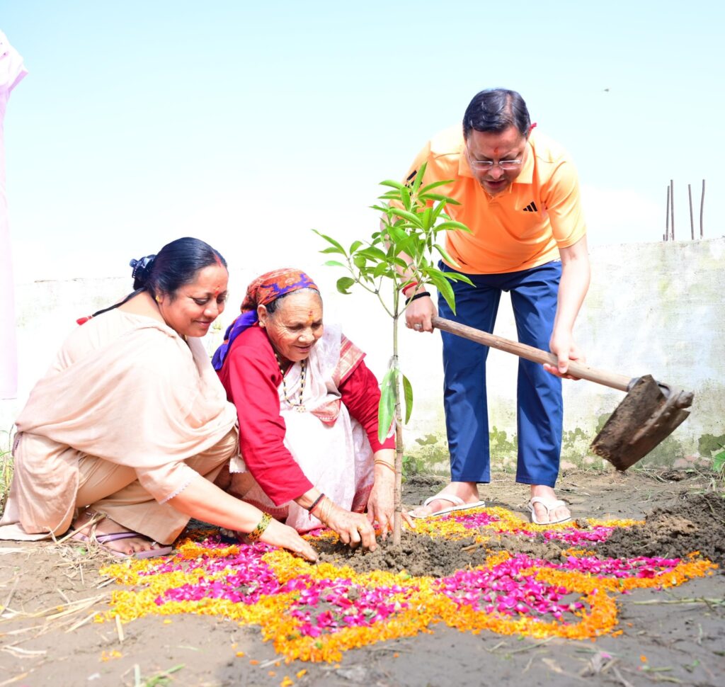 खटीमा में सीएम धामी ने किया वृक्षारोपण