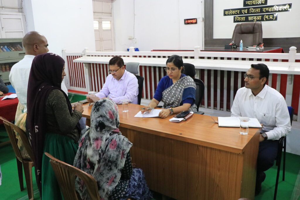 झाबुआ- जनसुनवाई में कलेक्टर द्वारा दो आवेदकों को 10-10 हजार रुपये की आर्थिक सहायता राशि स्वीकृत की गई