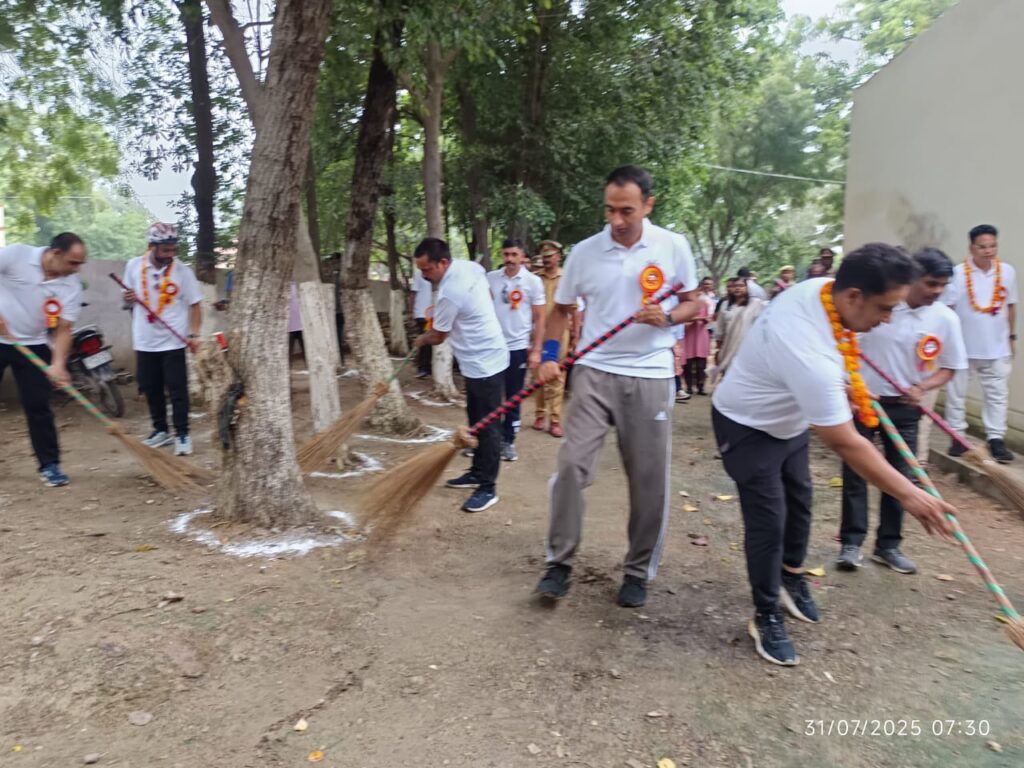 बाराबंकीः ‘एक पेड़ माँ के नाम 2.0’ अभियान, राजभवन टीम की साइकिल रैली कस्तूरबा विद्यालय पहुंची, 200 पौधे लगाए