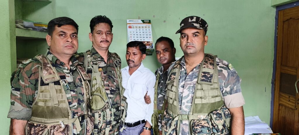 पांच हजार रुपए रिश्वत लेते रोजगार सेवक गिरफ्तार