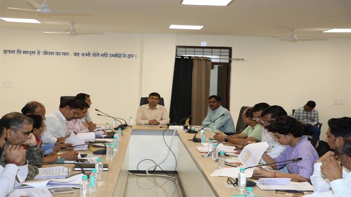 नर्मदापुरम- विभागीय जांच एवं अन्य जांचों को छोड़कर किसी भी स्थिति में कर्मचारियों के पेंशन प्रकरण लंबित न रहे : कमिश्नर