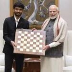 प्रधानमंत्री नरेंद्र मोदी ने डी. गुकेश को दी बधाई — नॉर्वे शतरंज टूर्नामेंट में मैग्नस कार्लसन को हराकर रचा इतिहास