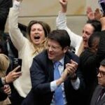 कोलंबिया में राजनीतिक नाटकीयता: कैंपेन रैली में मिगुएल उरीबे तुर्बे पर हमला, हालत नाज़ुक