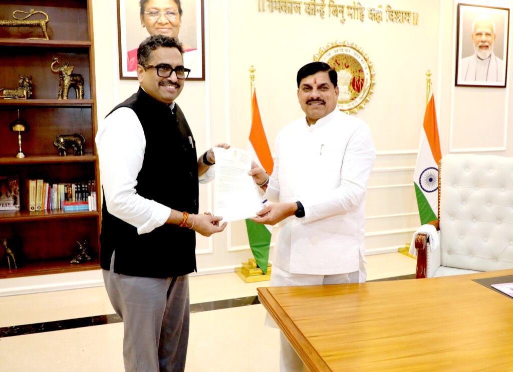 भोपाल – मुख्यमंत्री डॉ. यादव को सूचना एवं प्रसारण सचिव संजय जाजू ने केंद्रीय सूचना एवं प्रसारण राज्य मंत्री का स्वीकृति पत्र सौंपा