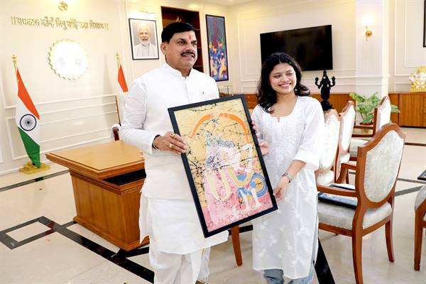 भोपाल – मुख्यमंत्री डॉ. मोहन यादव को गौरांगी ने भेंट की इंडोनेशियाई रामायण से प्रेरित श्रीराम-सीतामाता के स्वयंवर की पेंटिंग
