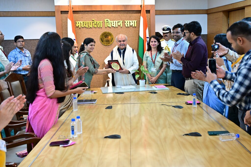 भोपाल – प्रशिक्षणार्थी उप जिलाध्यक्षों ने विधानसभा का  किया भ्रमण, माननीय विधानसभा अध्यक्ष नरेंद्र सिंह तोमर ने दिया मार्गदर्शन