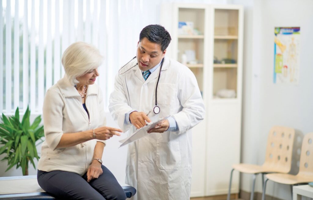 डॉक्टर क्यों आपके लक्षणों पर हँसते नजर आते हैं? विशेषज्ञ ने बताई असली वजह