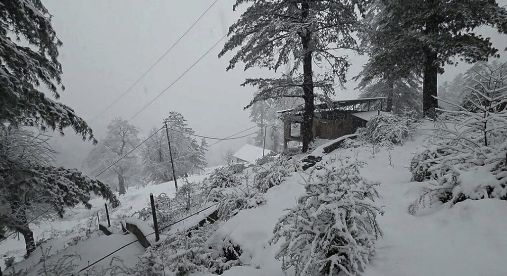 जम्मू क्षेत्र: भारी बर्फबारी से हाईवे संपर्क बाधित, बहाली प्रयास तेज