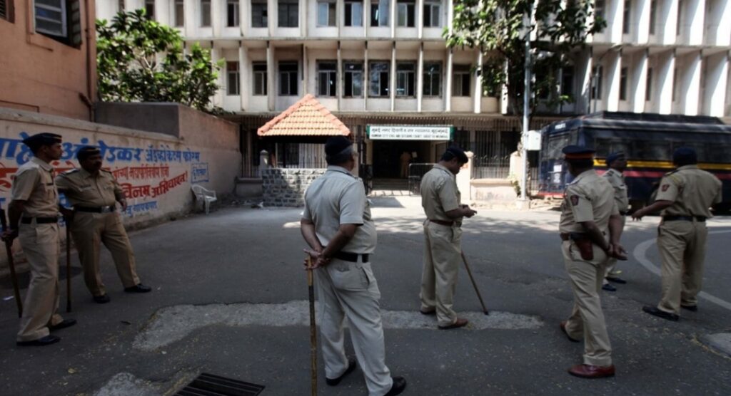 मुंबई क्राइम: मालाड रेलवे स्टेशन पर धक्का लगने के विवाद में कॉलेज प्रोफेसर की चाकू मारकर हत्या