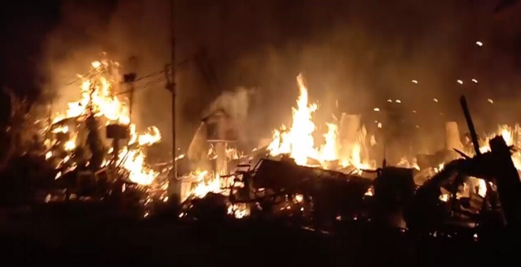 पश्चिम बंगाल में भीषण आग से तीन लोगों की मौत, मौके पर तैनात 12 दमकल गाड़ियां