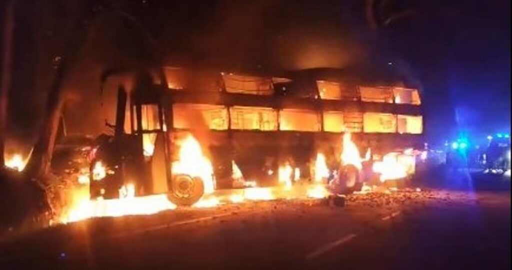शिवमोग्गा में निजी स्लीपर बस में आग, 36 यात्री सुरक्षित; 6 घायल