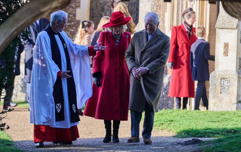 चर्च सेवा में हंगामा, हेकलर की बाधा के बाद आर्चबिशप से मिले किंग चार्ल्स