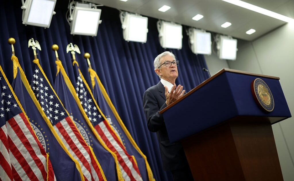 कम नौकरी वृद्धि और ऊंची महंगाई के बीच US Fed ने ब्याज दरें 3.5–3.75% पर स्थिर रखीं