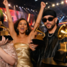 Grammy Awards 2026 में विजेताओं का जश्न मनाते कलाकार