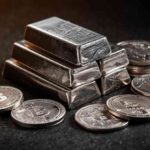 गोल्ड बार और सिल्वर कॉइन के साथ गिरते ग्राफ को दर्शाती हुई इमेज