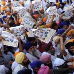 फिल्म सीन का प्रतीकात्मक दृश्य, जिसमें धार्मिक भावनाओं और फिल्म विवाद को दर्शाया गया है।