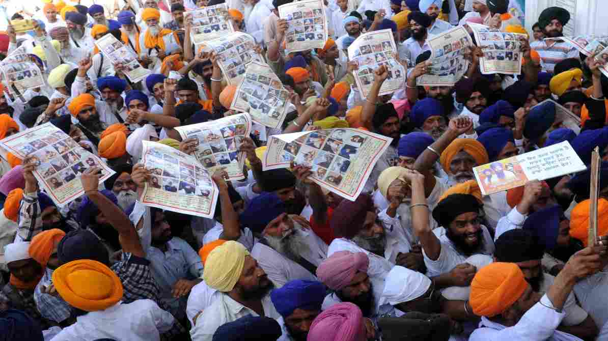 फिल्म सीन का प्रतीकात्मक दृश्य, जिसमें धार्मिक भावनाओं और फिल्म विवाद को दर्शाया गया है।