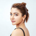 इस तस्वीर में अनुष्का शर्मा का क्लोजअप लुक दिखाई दे रहा है, जो उनके संभावित कमबैक को लेकर चर्चा में है।