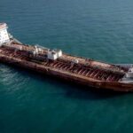 मिडिल ईस्ट तेल संकट के दौरान समुद्र में चलते तेल टैंकर और ऊर्जा सप्लाई का दृश्य