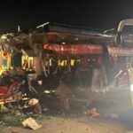 हापुड़ सड़क हादसा में बस और ट्रक की टक्कर के बाद राहत बचाव कार्य