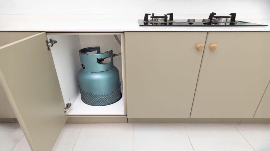 रसोई में रखा एलपीजी गैस सिलिंडर, जो घरेलू उपयोग को दर्शाता है