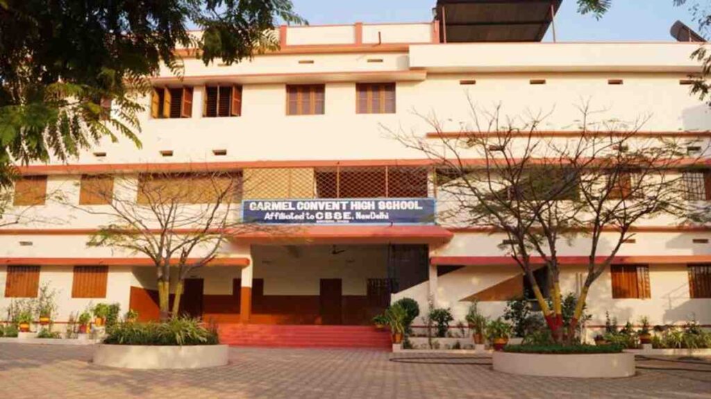 एक छात्रा अपनी मार्कशीट के साथ, जो CBSE 10वीं टॉपर 2026 की उपलब्धि को दर्शाती है