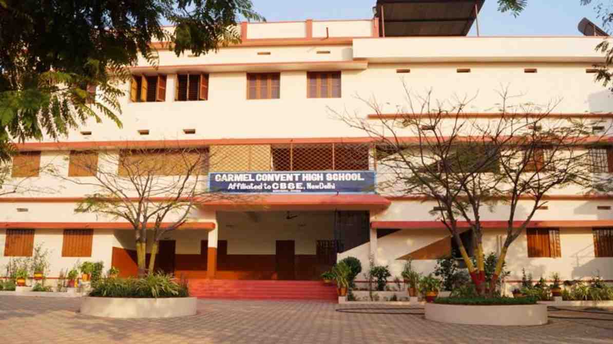 एक छात्रा अपनी मार्कशीट के साथ, जो CBSE 10वीं टॉपर 2026 की उपलब्धि को दर्शाती है