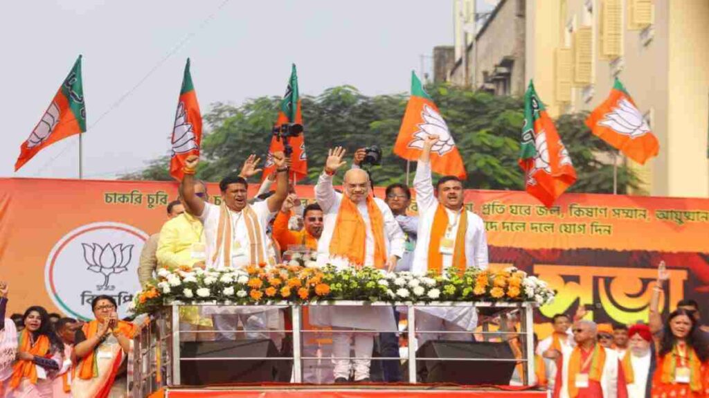 पश्चिम बंगाल में चुनावी रैली के दौरान भाजपा नेताओं का संबोधन और बड़ी संख्या में मौजूद समर्थक।