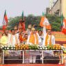 पश्चिम बंगाल में चुनावी रैली के दौरान भाजपा नेताओं का संबोधन और बड़ी संख्या में मौजूद समर्थक।