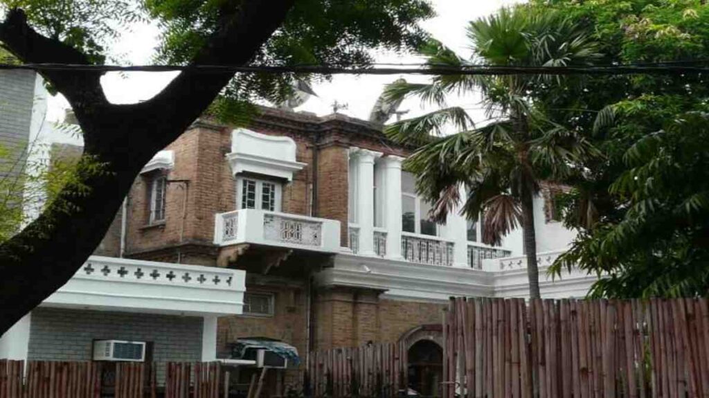 भारत के एक सिविल लाइंस क्षेत्र की तस्वीर, जिसमें पुराने औपनिवेशिक ढांचे और आधुनिक इमारतों का मिश्रण दिखाई दे रहा है।