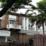 भारत के एक सिविल लाइंस क्षेत्र की तस्वीर, जिसमें पुराने औपनिवेशिक ढांचे और आधुनिक इमारतों का मिश्रण दिखाई दे रहा है।