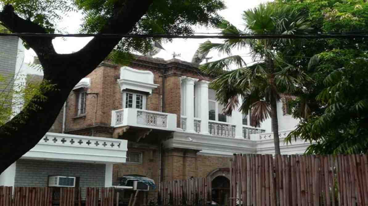 भारत के एक सिविल लाइंस क्षेत्र की तस्वीर, जिसमें पुराने औपनिवेशिक ढांचे और आधुनिक इमारतों का मिश्रण दिखाई दे रहा है।