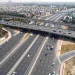 यह चित्र दिल्ली-देहरादून कॉरिडोर के हाई-स्पीड एक्सप्रेसवे और उसकी आधुनिक कनेक्टिविटी को दर्शाता है, जो उत्तर भारत में परिवहन को आसान बना रहा है।