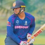 विराट कोहली वैभव सूर्यवंशी को ऑटोग्राफ देते हुए