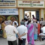 यह तस्वीर एक मतदान केंद्र की है, जहां चुनाव के दौरान बिजली और रोशनी की व्यवस्था को दिखाया गया है।