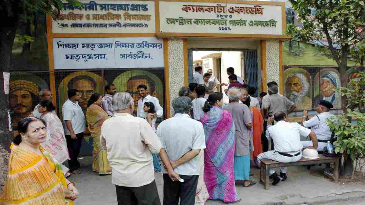 यह तस्वीर एक मतदान केंद्र की है, जहां चुनाव के दौरान बिजली और रोशनी की व्यवस्था को दिखाया गया है।