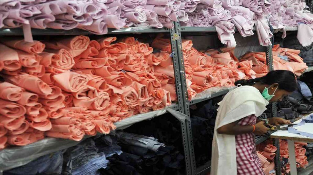 औद्योगिक क्षेत्र में काम करते श्रमिक, जो मजदूरी बढ़ोतरी के फैसले के बाद राहत महसूस कर रहे हैं।