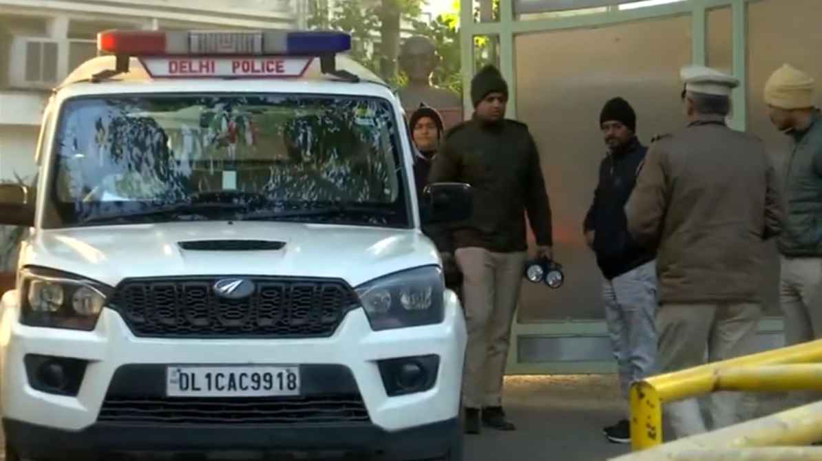 दिल्ली के लुटियंस क्षेत्र में हुई डकैती के बाद पुलिस टीम मौके पर जांच करते हुए और सुराग जुटाते हुए दिखाई दे रही है।