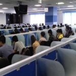 सरकारी नौकरी से जुड़ी जानकारी दिखाता हुआ एक प्रोफेशनल न्यूज स्टाइल ग्राफिक जिसमें बैंक, DRDO और माइनिंग सेक्टर दर्शाए गए हैं