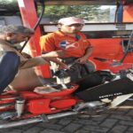 एक पेट्रोल पंप का दृश्य जहां वाहन ईंधन भरवा रहे हैं, जो पाकिस्तान पेट्रोल-डीजल कीमत कटौती को दर्शाता है