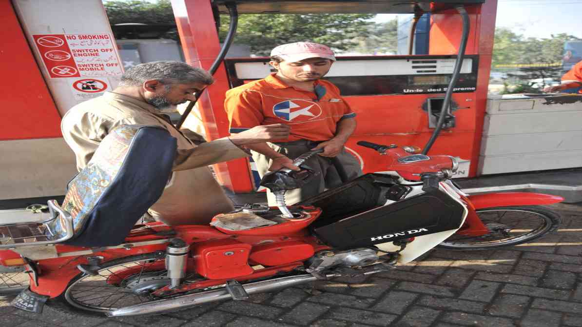 एक पेट्रोल पंप का दृश्य जहां वाहन ईंधन भरवा रहे हैं, जो पाकिस्तान पेट्रोल-डीजल कीमत कटौती को दर्शाता है