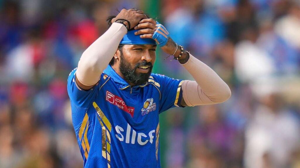 वानखेड़े स्टेडियम में MI vs PBKS मैच के बाद निराश दिखते मुंबई इंडियंस कप्तान हार्दिक पांड्या