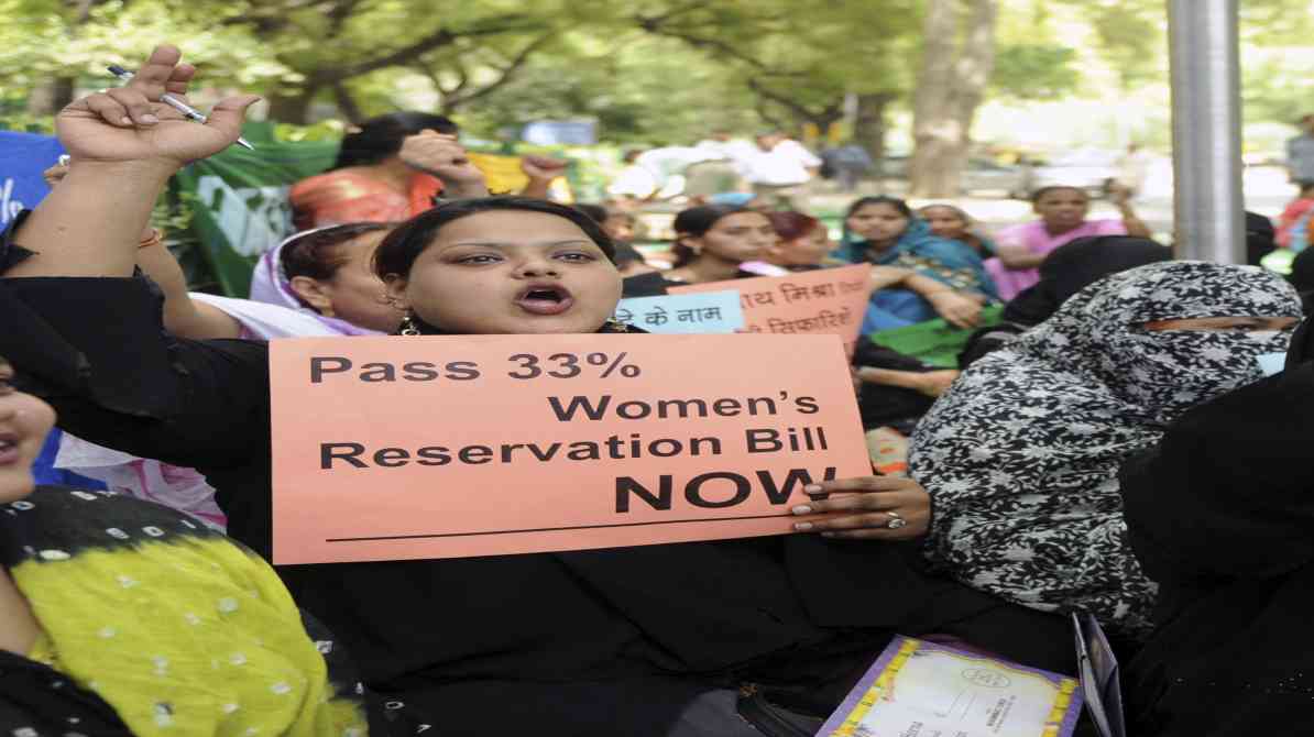 महिला आरक्षण विधेयक पर भारतीय संसद में नेताओं की बैठक और चर्चा का दृश्य