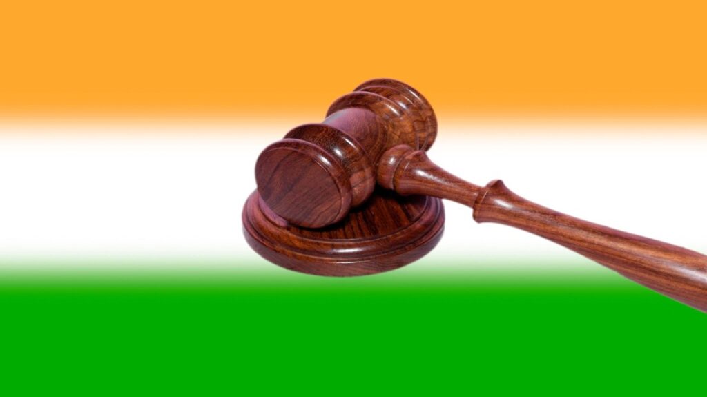 साइबर क्राइम जांच के दौरान सिम कार्ड और ओटीपी फ्रॉड से जुड़े मामले की प्रतीकात्मक तस्वीर, जिसमें पुलिस जांच और डिजिटल सुरक्षा को दर्शाया गया है।