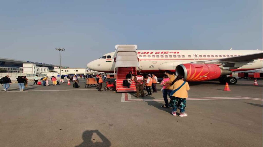 एयरप्लेन के अंदर यात्रियों द्वारा सीट चयन की प्रक्रिया का दृश्य