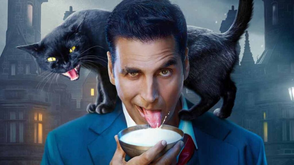 एक हॉरर कॉमेडी फिल्म का सिनेमैटिक दृश्य जिसमें रहस्यमयी बंगला और डरावना माहौल दिखाया गया है