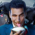 एक हॉरर कॉमेडी फिल्म का सिनेमैटिक दृश्य जिसमें रहस्यमयी बंगला और डरावना माहौल दिखाया गया है